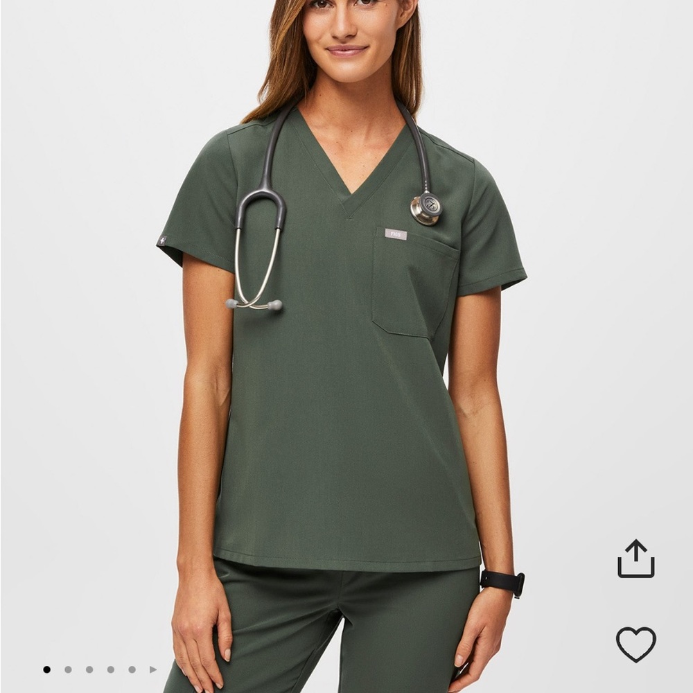 Figs women’s Catarina one pocket scrub top-moss